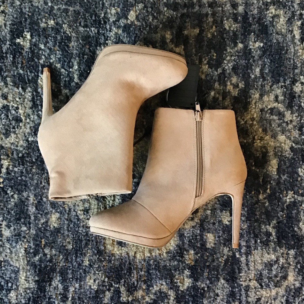 BNWT! FOREVER 21 faux suede tan booties 8W
